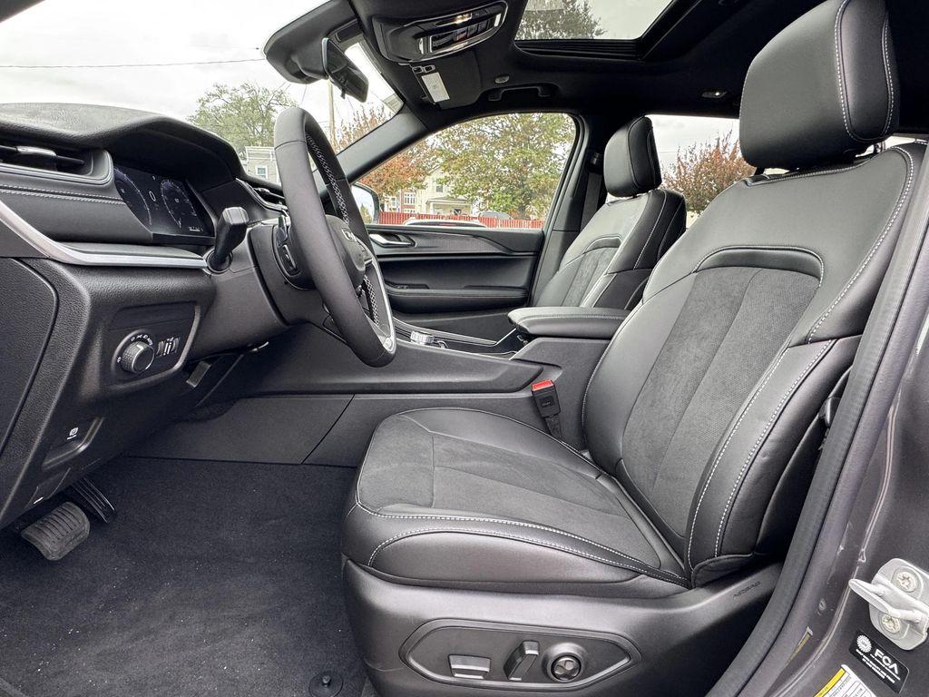 new 2025 Jeep Grand Cherokee car, priced at $38,625