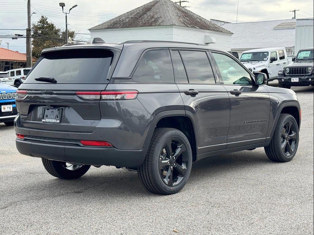 new 2025 Jeep Grand Cherokee car, priced at $38,625