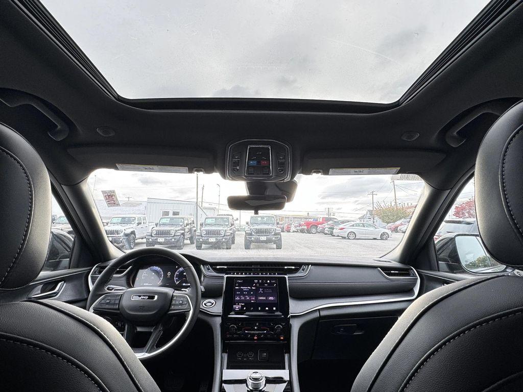 new 2025 Jeep Grand Cherokee car, priced at $38,625