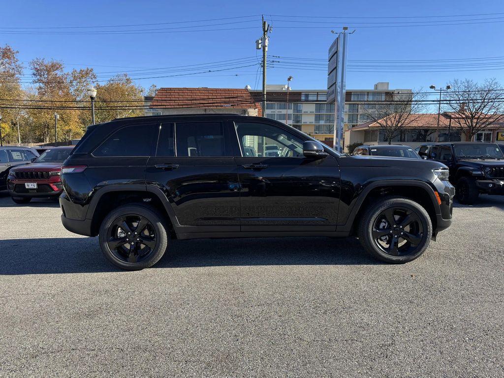 new 2025 Jeep Grand Cherokee car, priced at $38,625