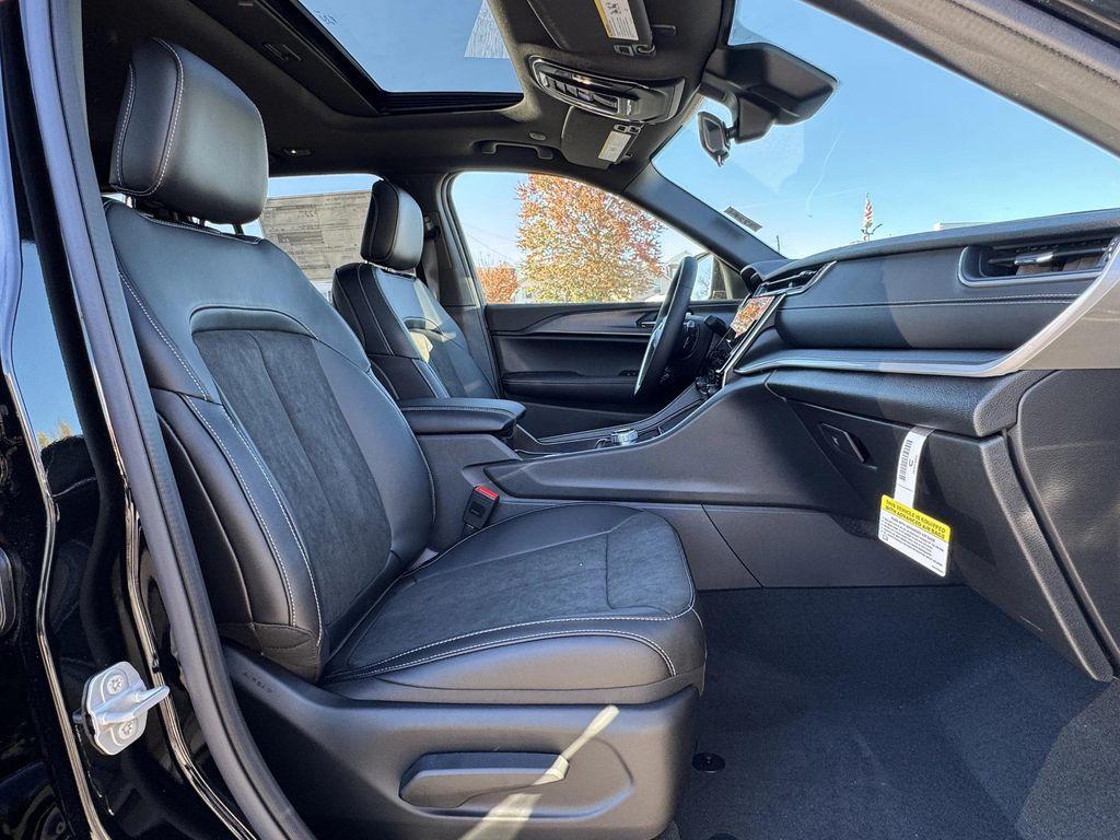 new 2025 Jeep Grand Cherokee car, priced at $38,625