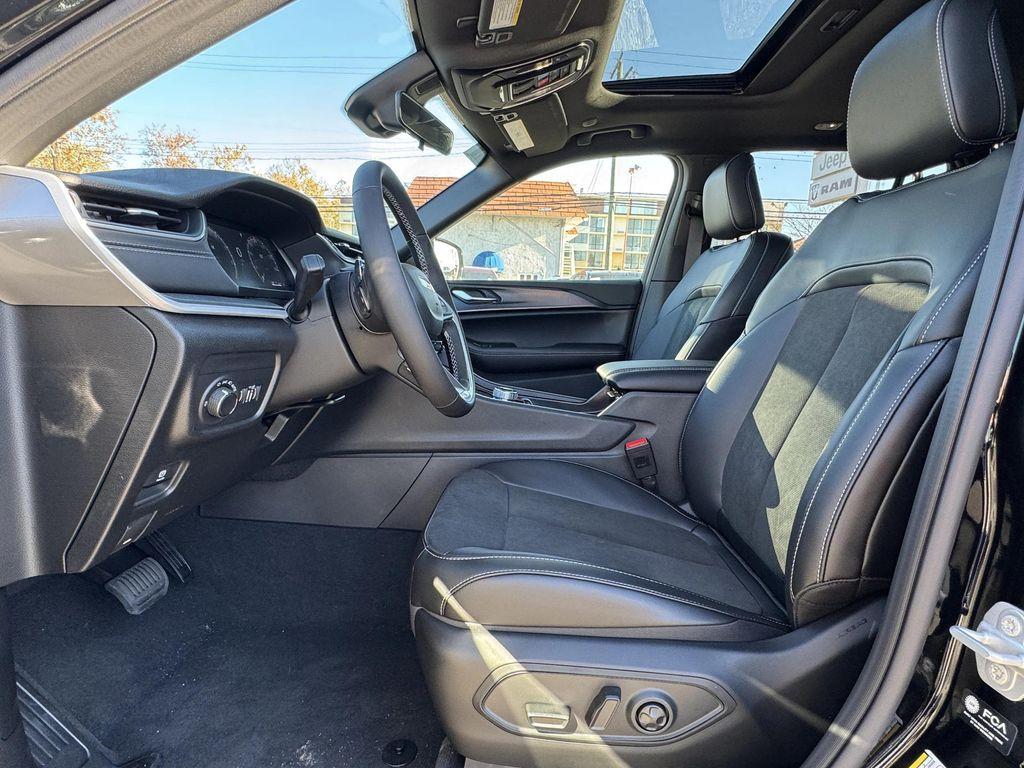 new 2025 Jeep Grand Cherokee car, priced at $38,625