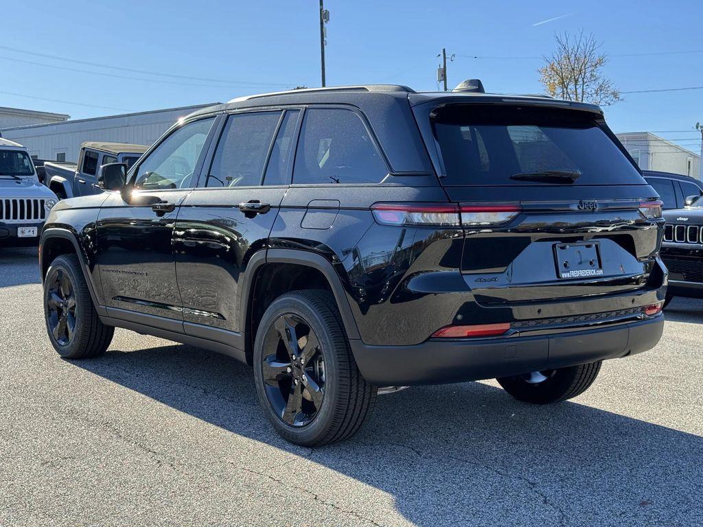 new 2025 Jeep Grand Cherokee car, priced at $38,625