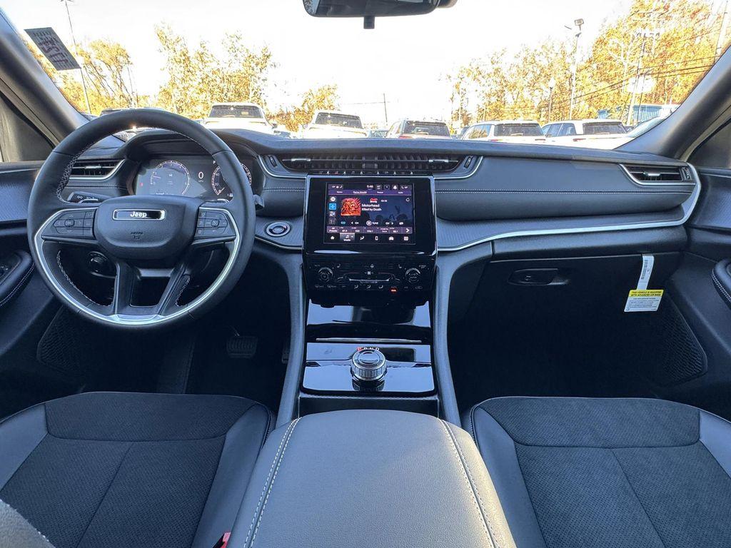 new 2025 Jeep Grand Cherokee car, priced at $38,625