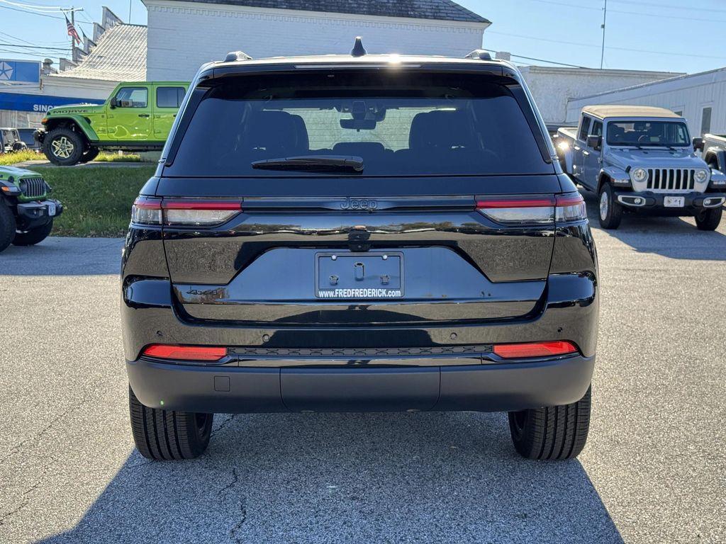 new 2025 Jeep Grand Cherokee car, priced at $38,625