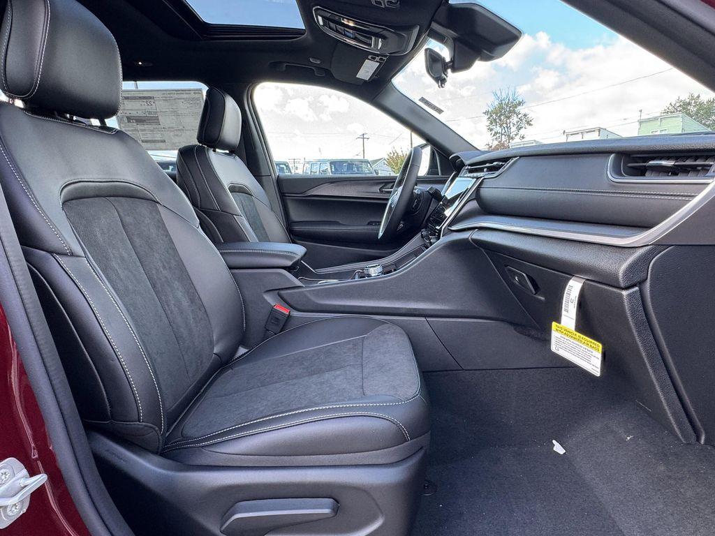 new 2025 Jeep Grand Cherokee car, priced at $38,625