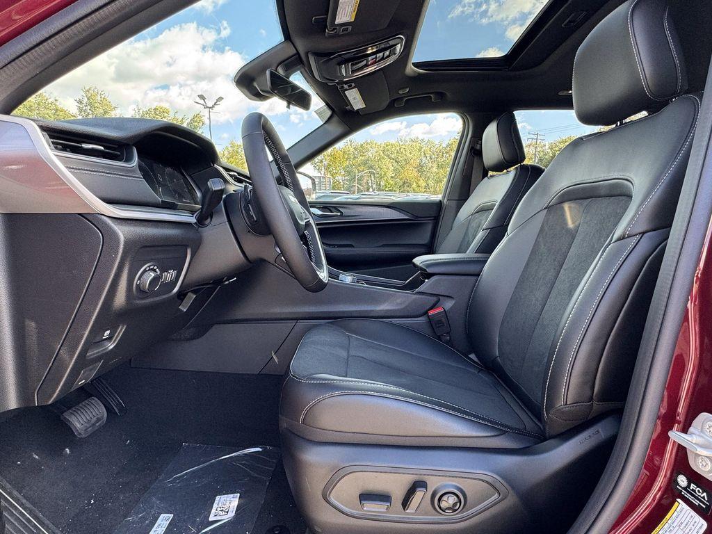 new 2025 Jeep Grand Cherokee car, priced at $38,625