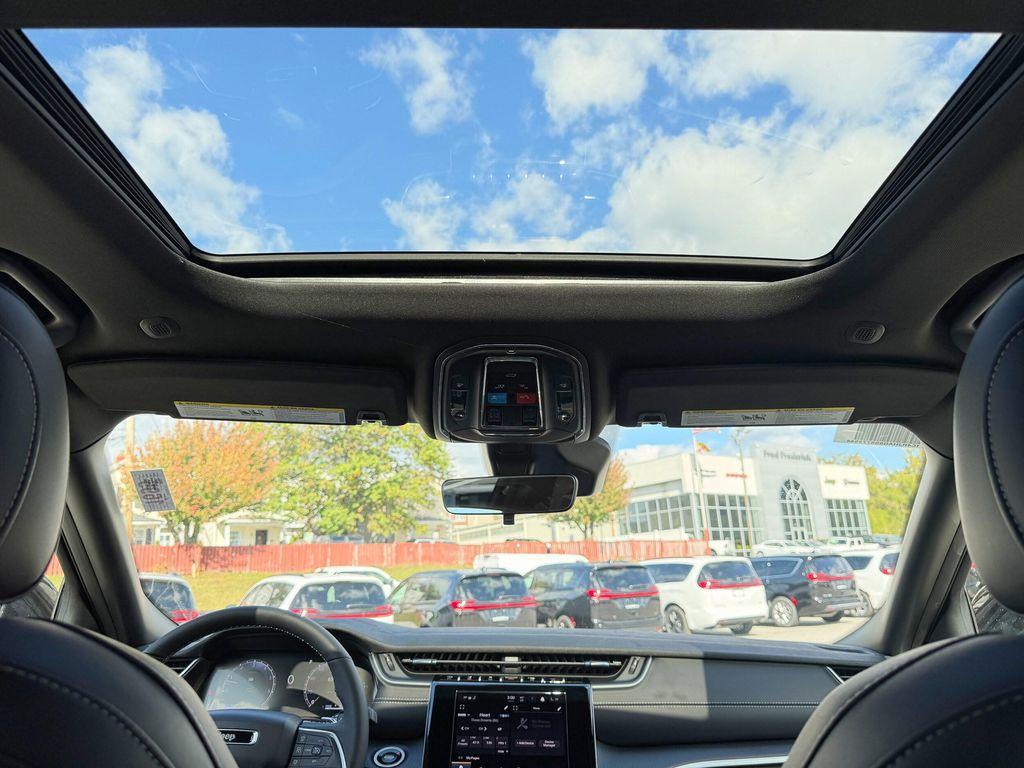 new 2025 Jeep Grand Cherokee car, priced at $38,625