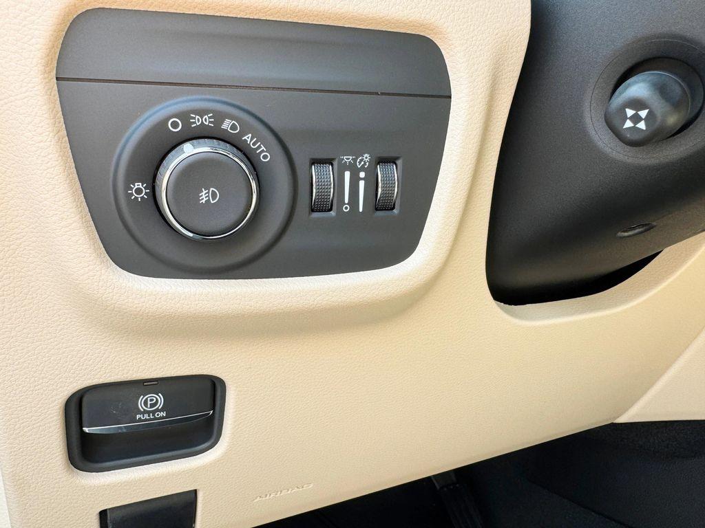 new 2025 Jeep Grand Cherokee car, priced at $45,590