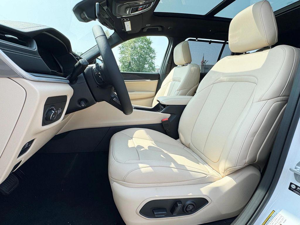 new 2025 Jeep Grand Cherokee car, priced at $45,590