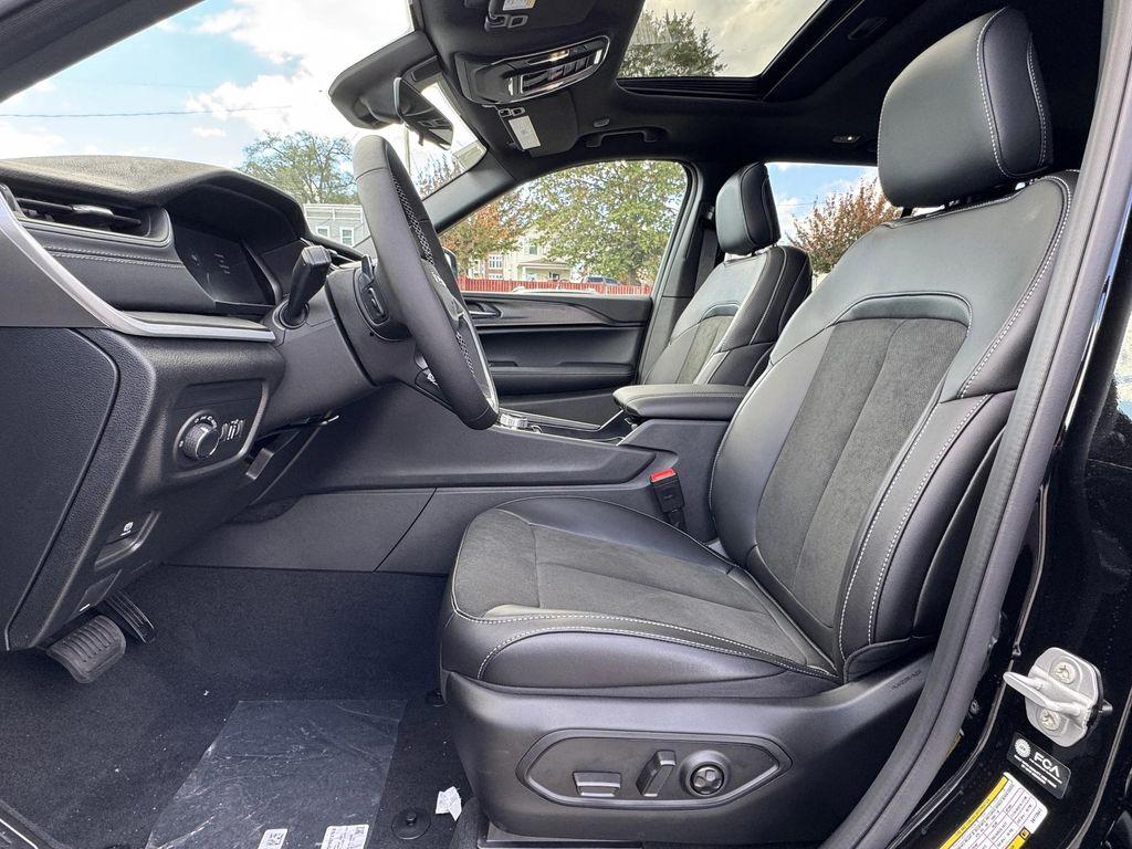 new 2025 Jeep Grand Cherokee car, priced at $39,625