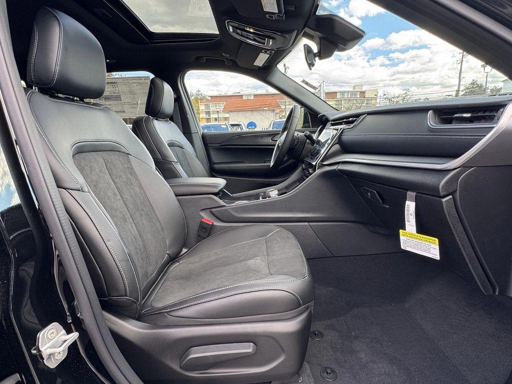 new 2025 Jeep Grand Cherokee car, priced at $39,625