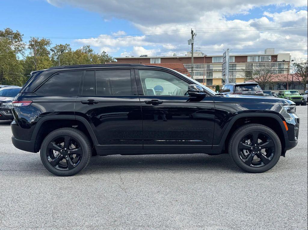 new 2025 Jeep Grand Cherokee car, priced at $39,625