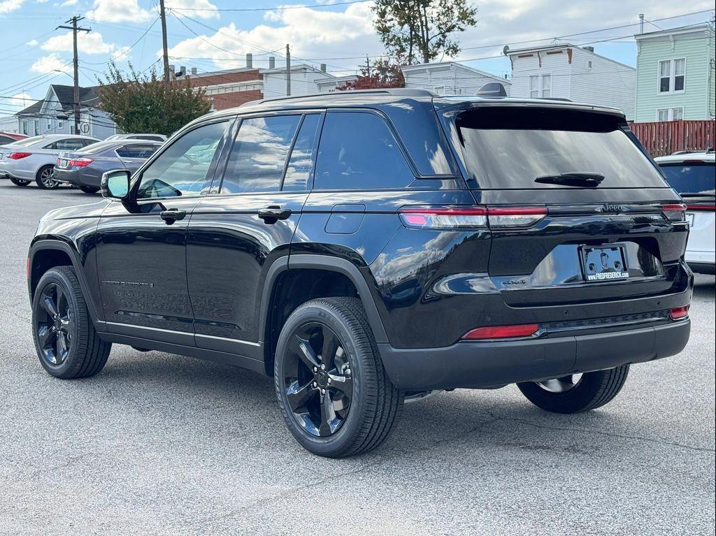 new 2025 Jeep Grand Cherokee car, priced at $39,625