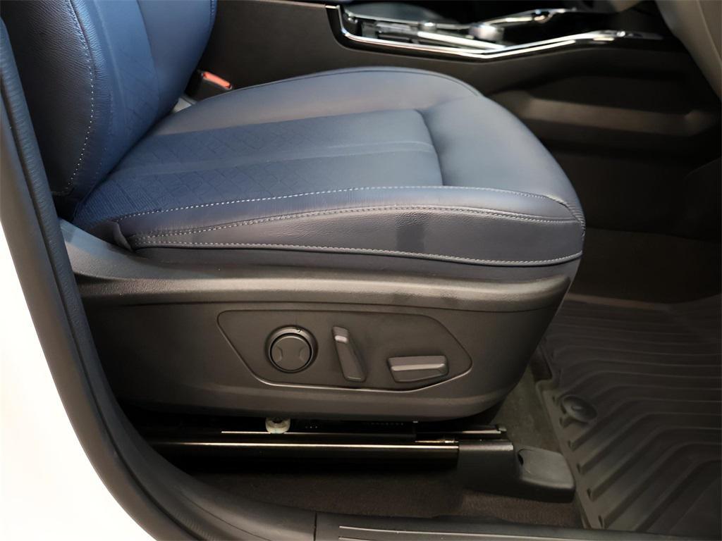 used 2022 Kia Sorento Plug-In Hybrid car, priced at $31,900