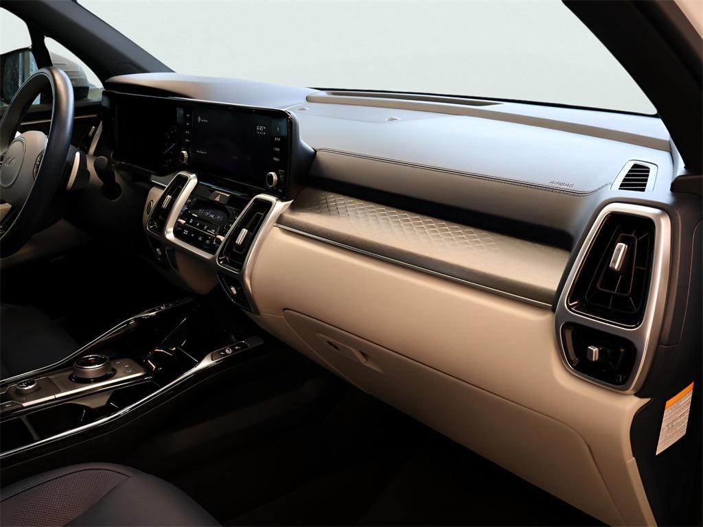 used 2022 Kia Sorento Plug-In Hybrid car, priced at $31,900