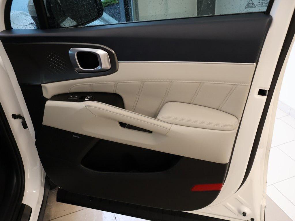 used 2022 Kia Sorento Plug-In Hybrid car, priced at $31,900