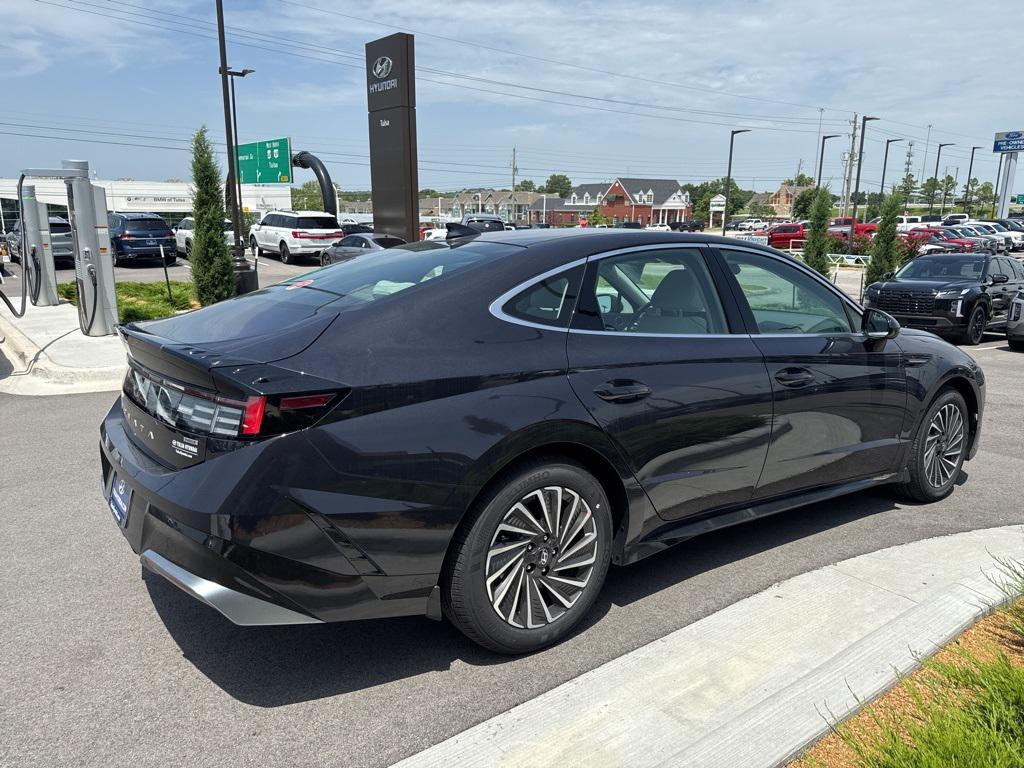 new 2025 Hyundai Sonata Hybrid car, priced at $33,080