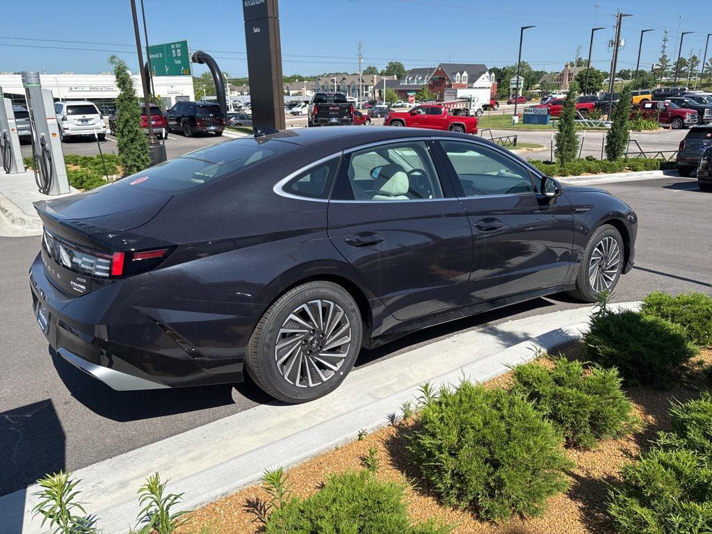 new 2025 Hyundai Sonata Hybrid car, priced at $33,080
