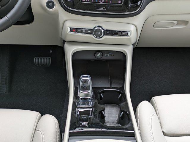 new 2025 Volvo XC40 car
