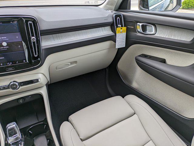 new 2025 Volvo XC40 car