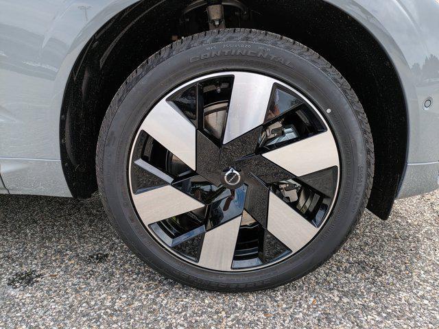 new 2025 Volvo XC60 Plug-In Hybrid car