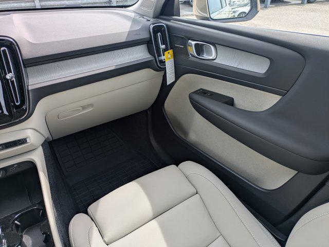 new 2025 Volvo XC40 car, priced at $49,970