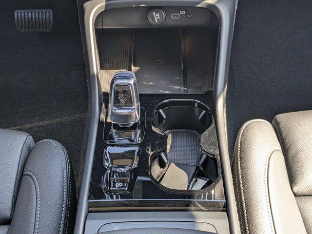 new 2025 Volvo XC40 car