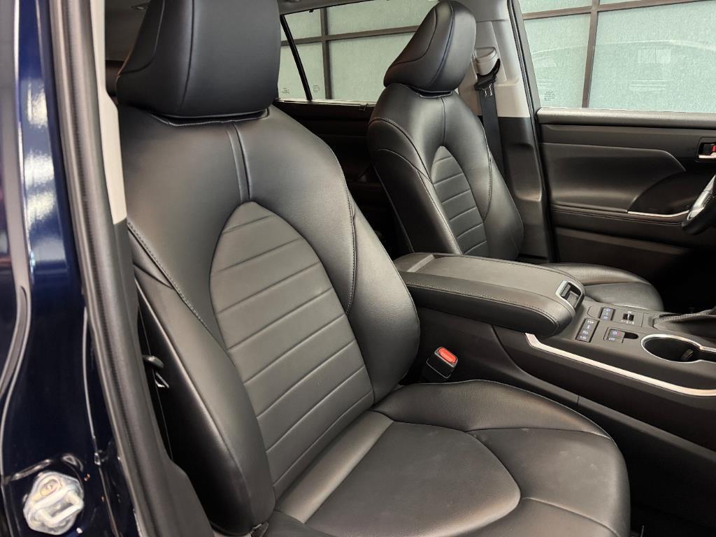 used 2022 Toyota Highlander car, priced at $39,950