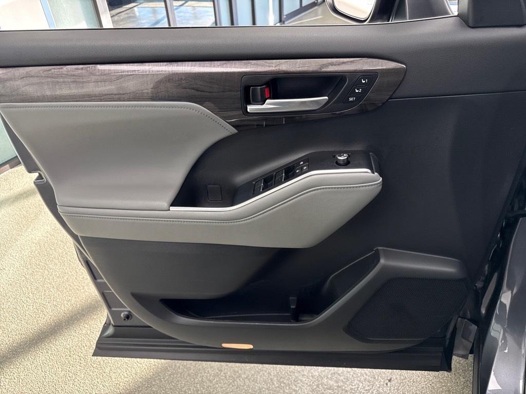 used 2023 Toyota Highlander car, priced at $43,950