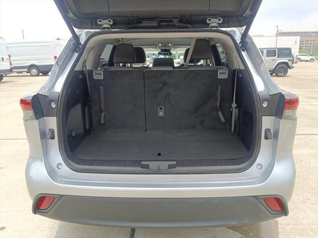 used 2025 Toyota Highlander car, priced at $39,998