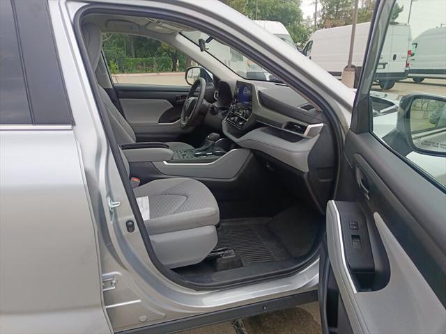 used 2025 Toyota Highlander car, priced at $39,998