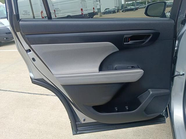 used 2025 Toyota Highlander car, priced at $39,998