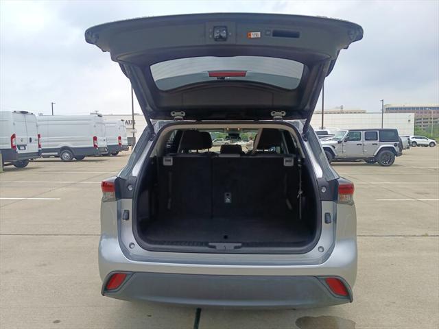used 2025 Toyota Highlander car, priced at $39,998