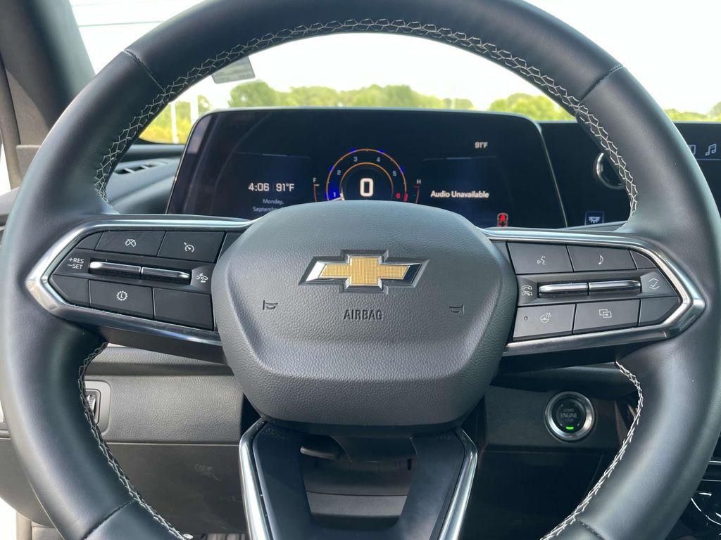 used 2025 Chevrolet Traverse car, priced at $39,900