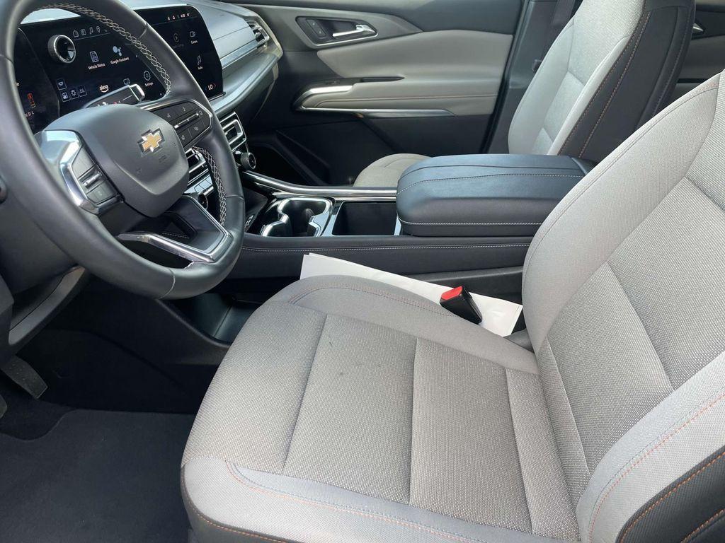 used 2025 Chevrolet Traverse car, priced at $39,900