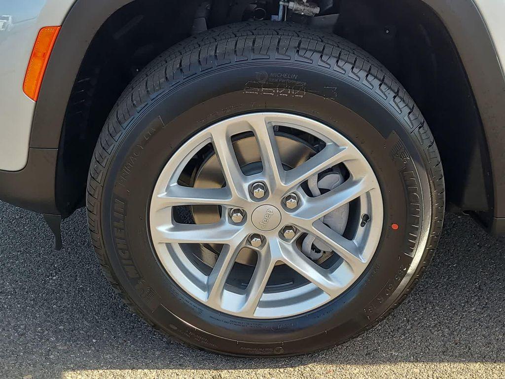 new 2025 Jeep Grand Cherokee car, priced at $34,999