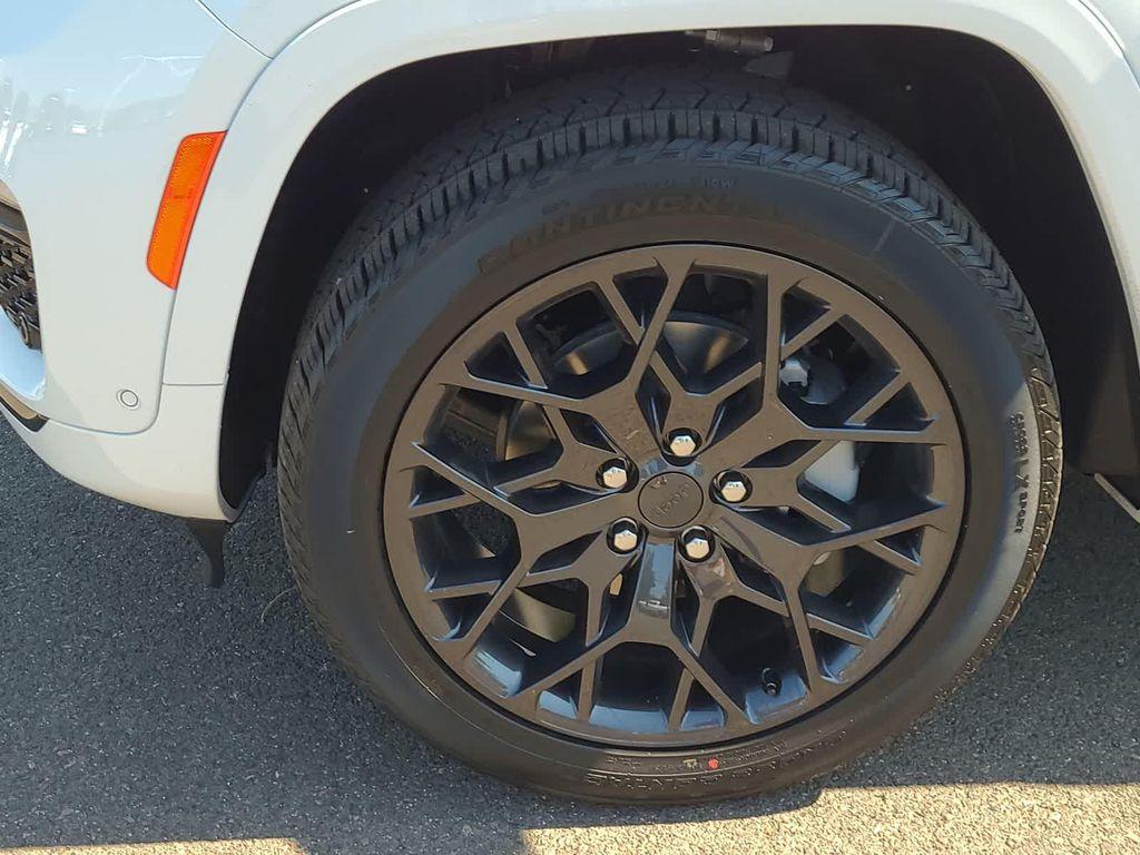 new 2025 Jeep Grand Cherokee car, priced at $61,999
