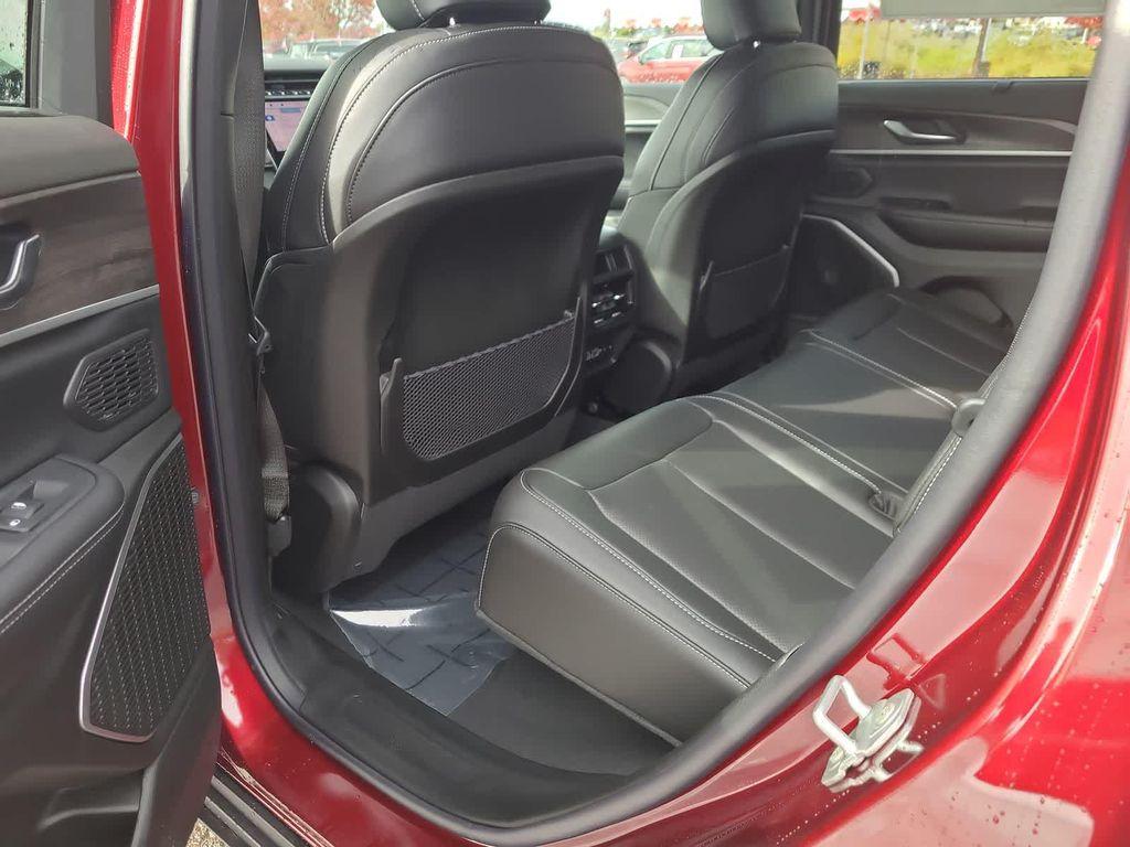 new 2025 Jeep Grand Cherokee car, priced at $48,999