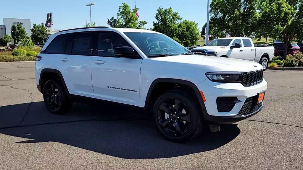 new 2025 Jeep Grand Cherokee car, priced at $40,999