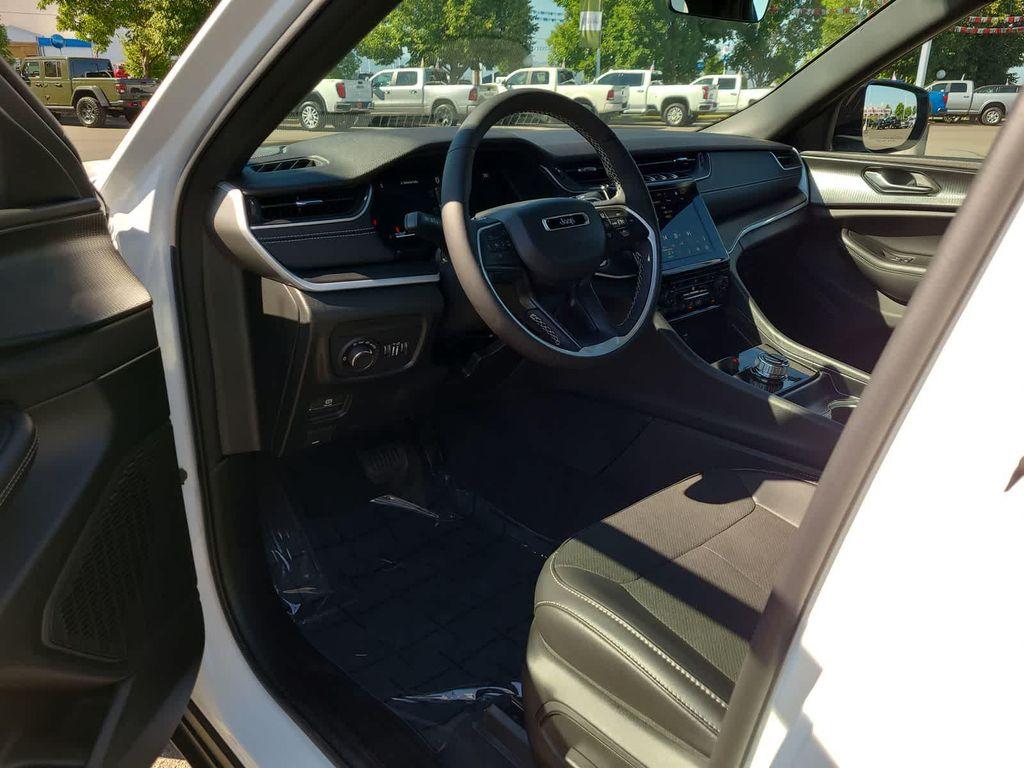 new 2025 Jeep Grand Cherokee car, priced at $40,999