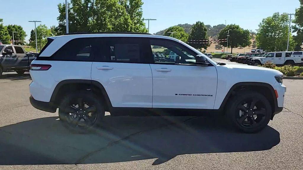 new 2025 Jeep Grand Cherokee car, priced at $40,999