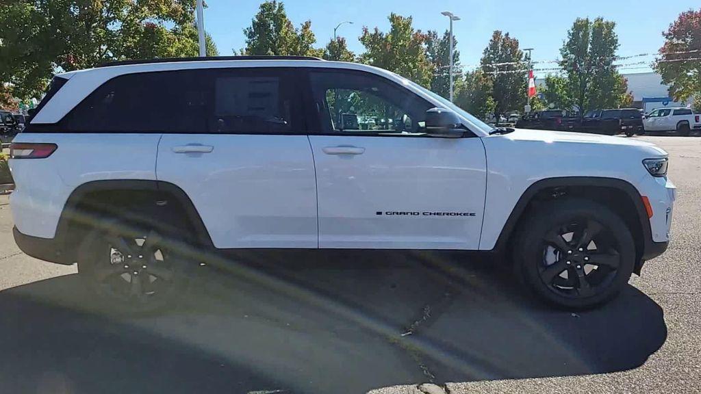 new 2025 Jeep Grand Cherokee car, priced at $55,585