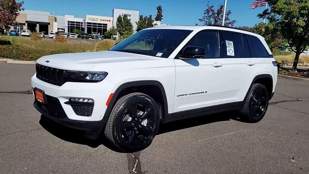 new 2025 Jeep Grand Cherokee car, priced at $55,585