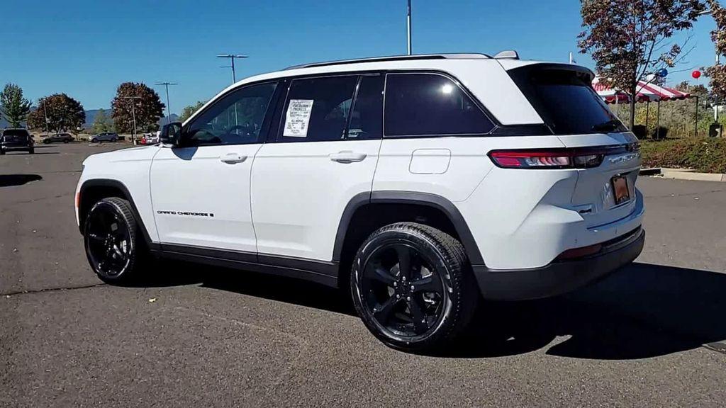 new 2025 Jeep Grand Cherokee car, priced at $55,585