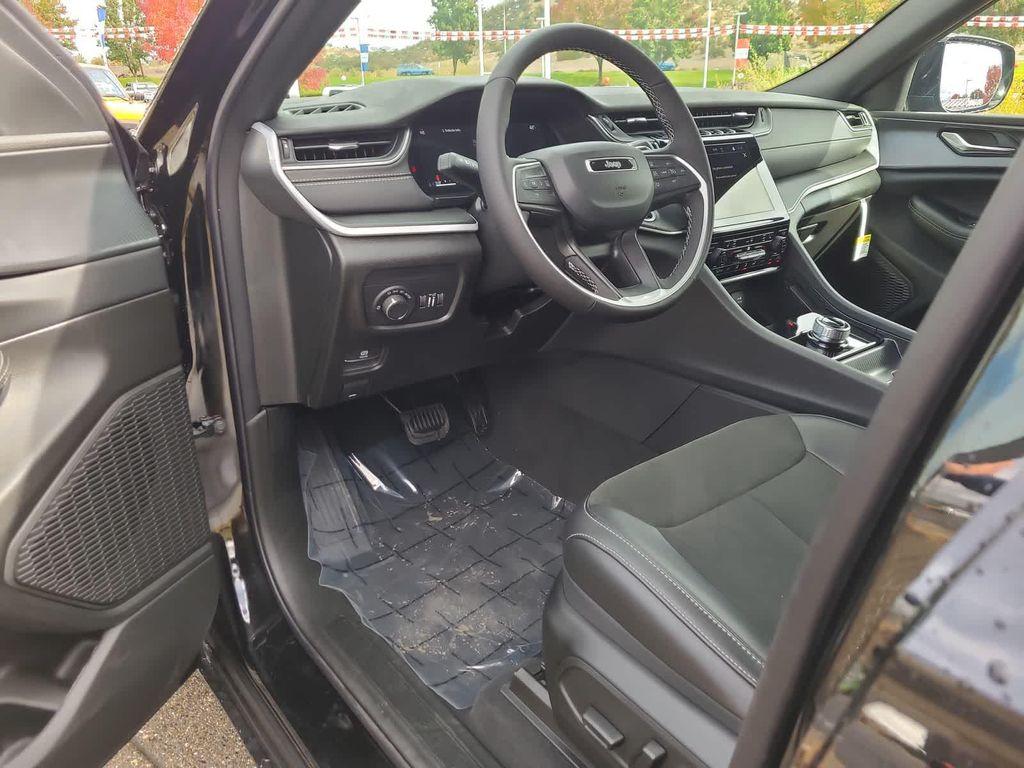 new 2025 Jeep Grand Cherokee car, priced at $39,999