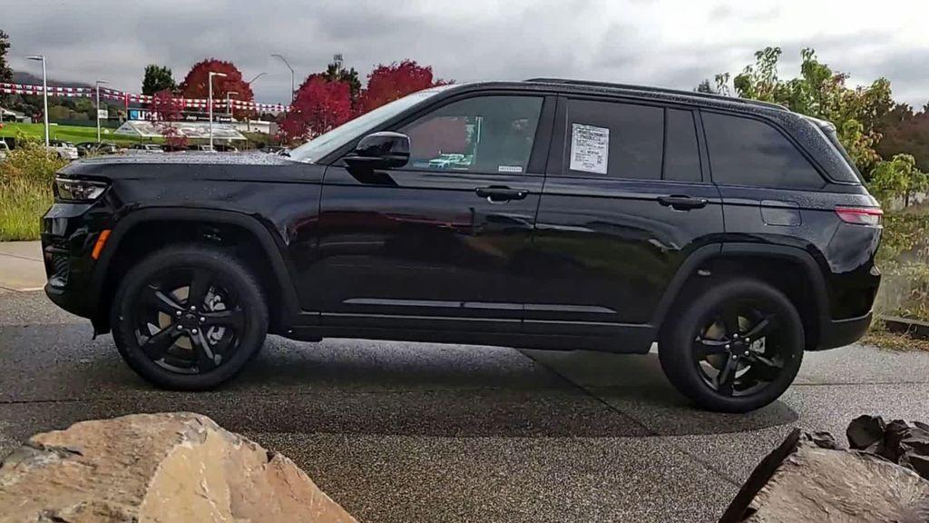 new 2025 Jeep Grand Cherokee car, priced at $39,999