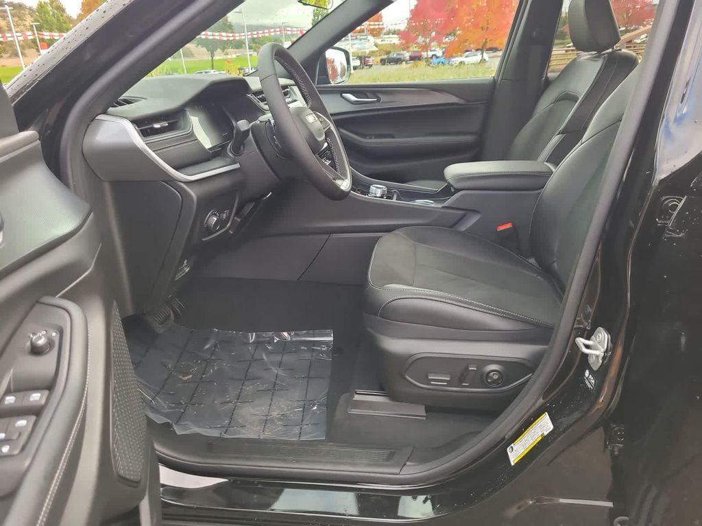 new 2025 Jeep Grand Cherokee car, priced at $39,999