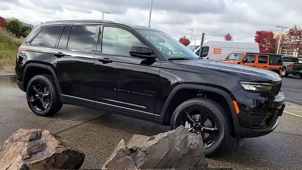 new 2025 Jeep Grand Cherokee car, priced at $39,999