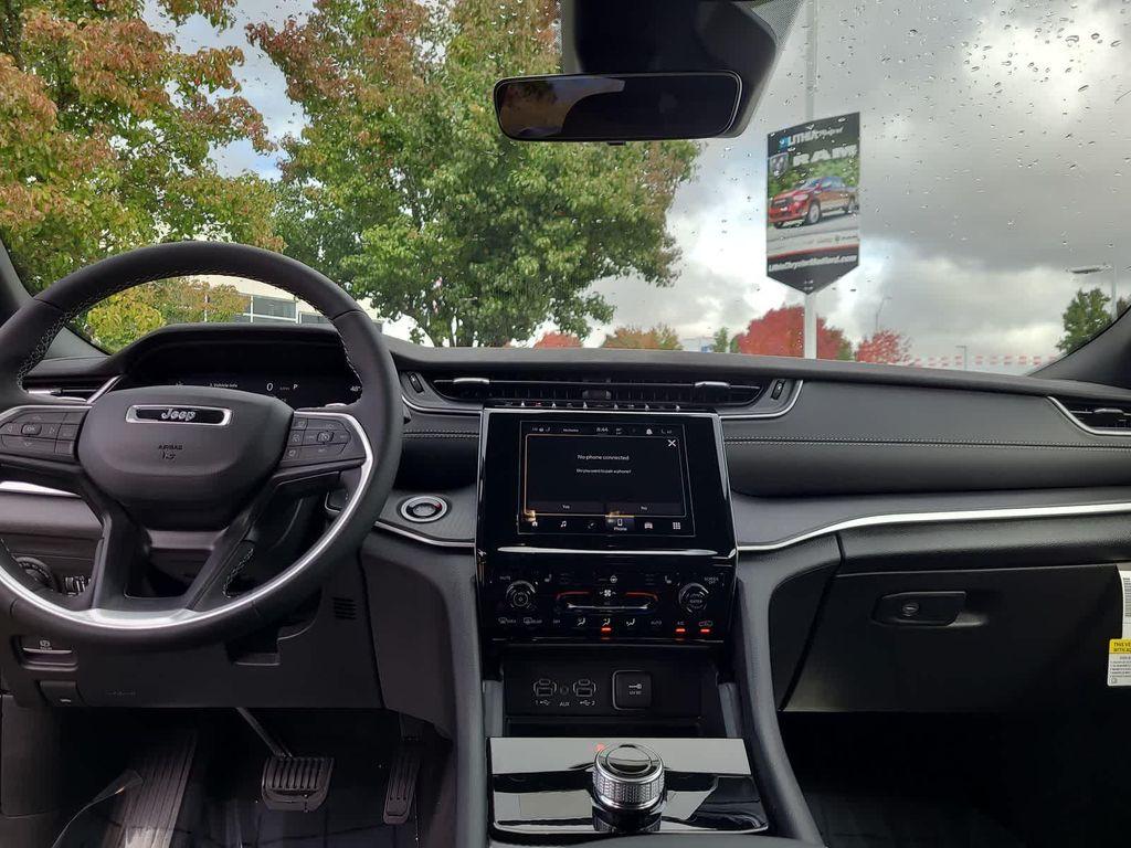 new 2025 Jeep Grand Cherokee car, priced at $39,999